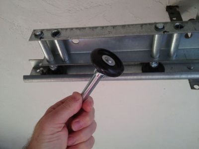 GARAGE DOOR ROLLER REPLACEMENT